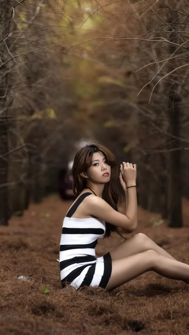 Позы для фото в лесу Download wallpaper forest, girl, pose, section mood in resolution 640x1136