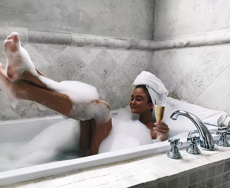 Позы для фото в ванной bubble bath and drink in hand Bath, Just relax, Chill
