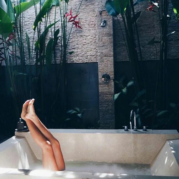 Позы для фото в ванной ASOS on Instagram: "How to recover from #backtowork stressssss (: @emelinaah)" R