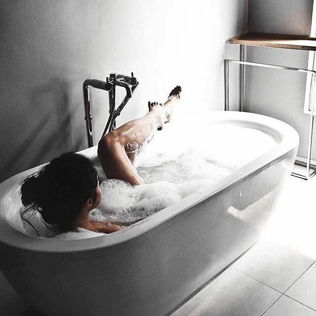 Позы для фото в ванной Instagram post by Monja W. M O W O * Aug 29, 2016 at 2:30pm UTC in 2024 Bathtub 