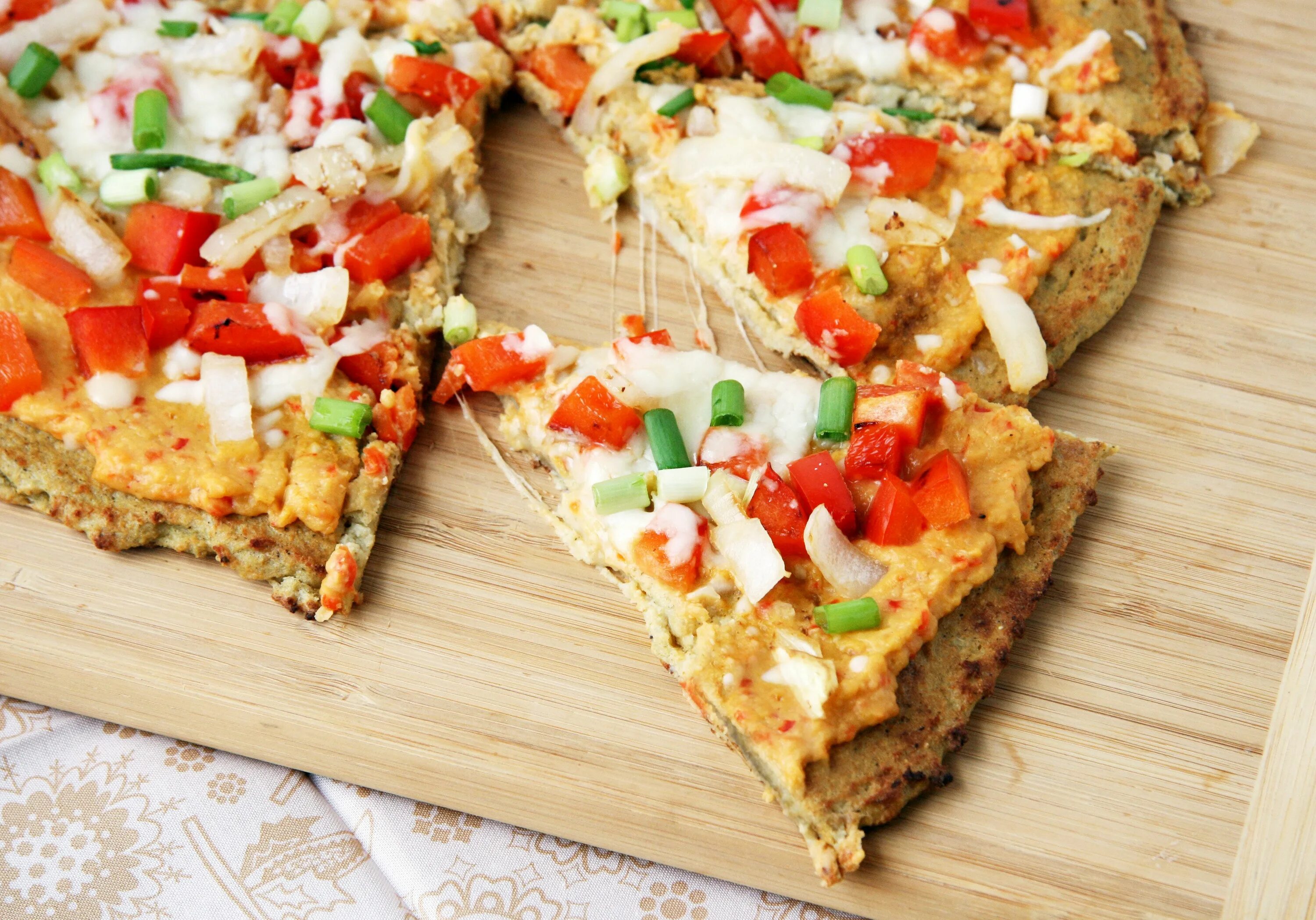 Пп пицца фото Kickin' Veggie and Red Pepper Hummus Pizza with a Cauliflower Crust Dash diet re