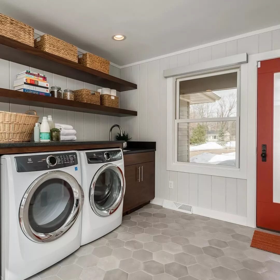 Прачечные комнаты в частном доме фото This laundry / mud room combo in @meganbrakefieldinteriors mid mod remodel is wo