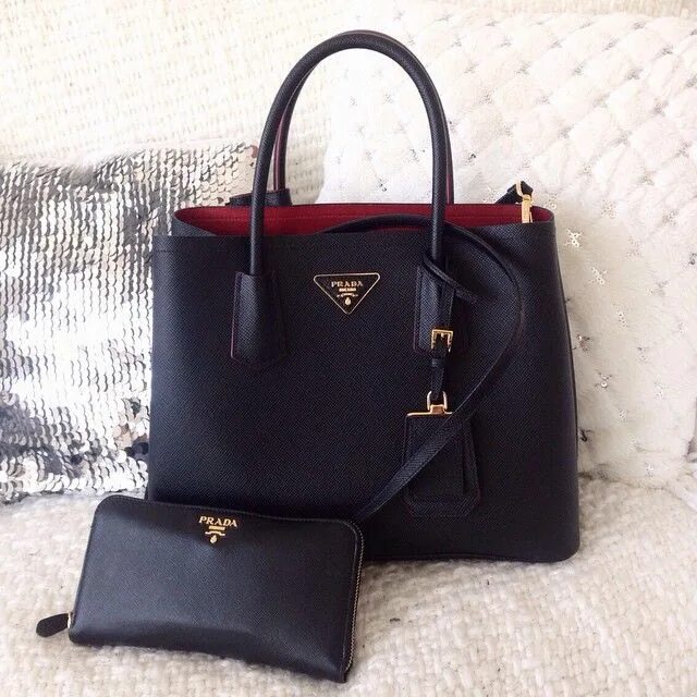 Прада сумки женские фото Barbora Ondrackova on Instagram: "Matchy ❤ with my Prada bag from @brunarossocom