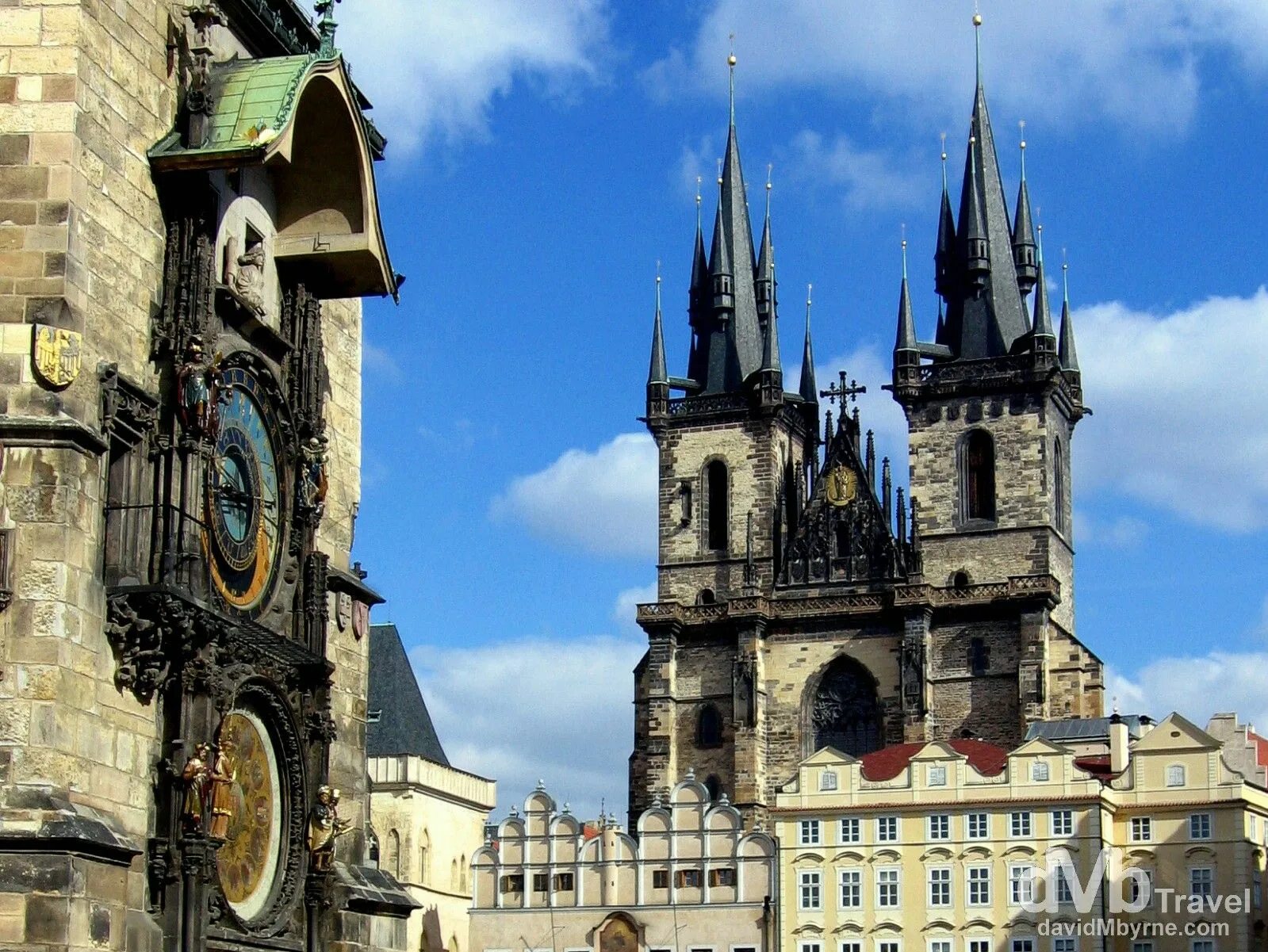 Прага достопримечательности фото The Majestic Astronomical Clock and Gothic Týn Church in Prague