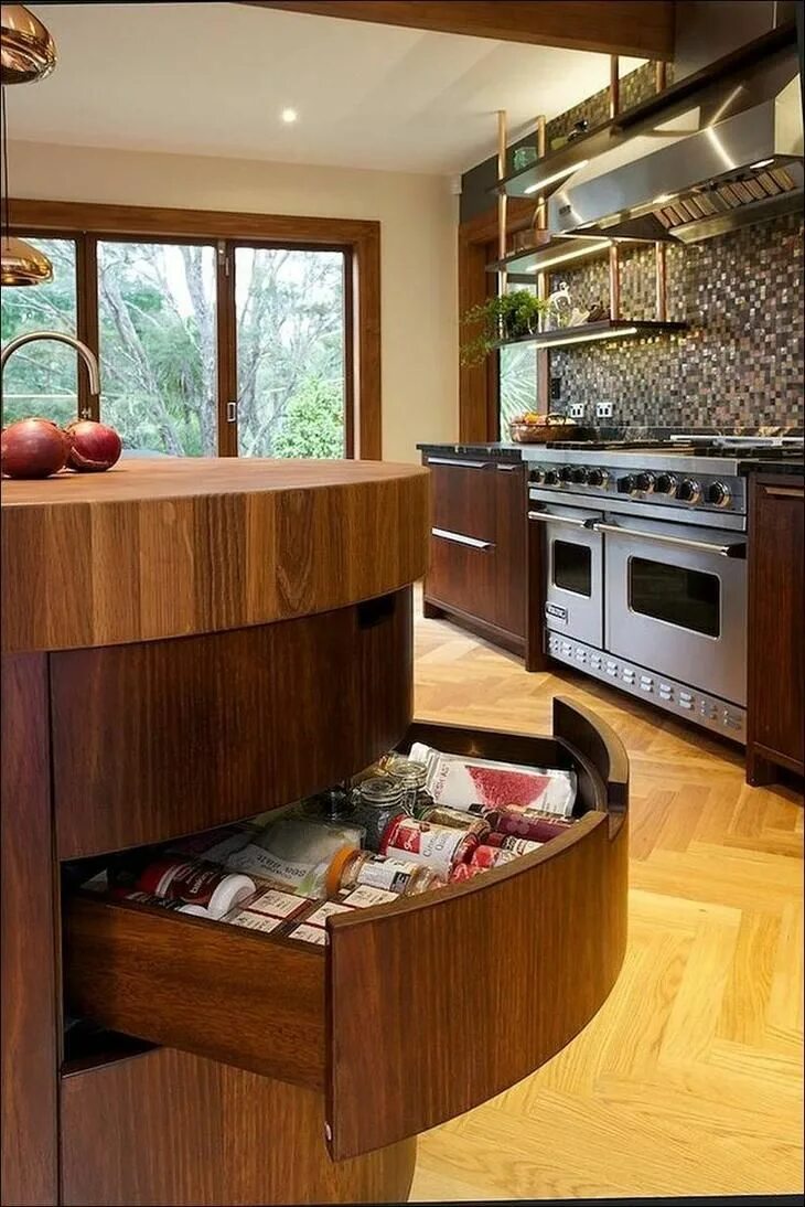 Практичная кухня фото Угловые ящики: решения для современной кухни Corner drawers, Curved kitchen, Fun