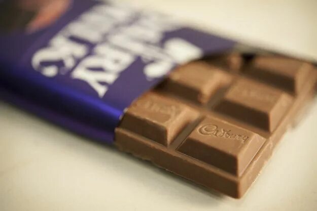 Пранк фото шоколад Cadbury Just Lost Exclusive Rights To The Colour Purple Cadbury dairy milk choco