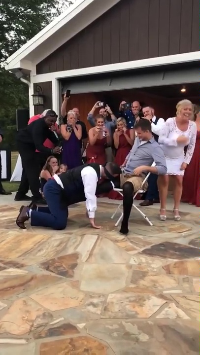 Пранк свадьба фото Bride plays hilarious wedding prank on groom by blindfolding him and getting him