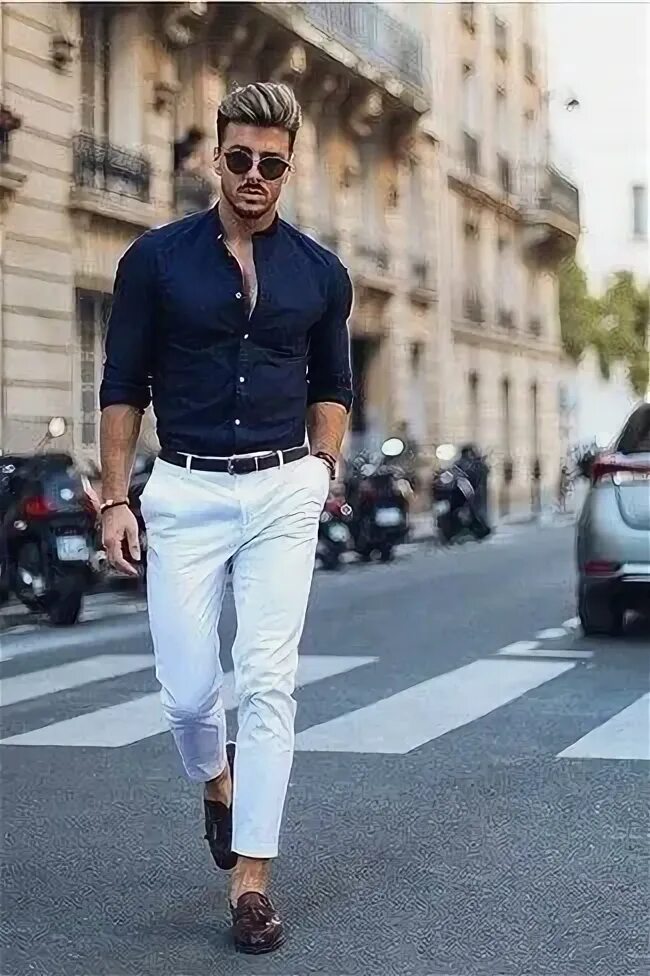 Правила мужского стиля Look de moda: Camisa de vestir azul marino, Pantalón chino blanco, Mocasín con b