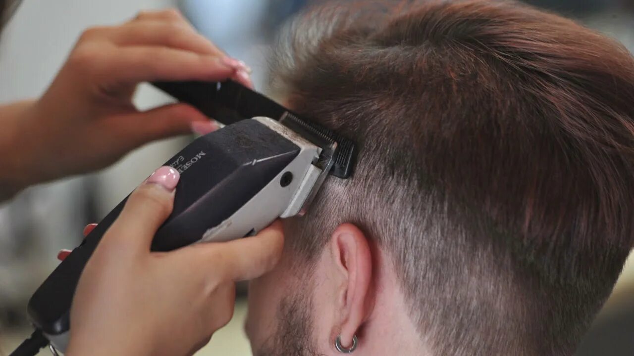 Правильная мужская стрижка машинкой ASMR the sound of hair cutting with a hair clipper. АСМР звук стрижки волос маши