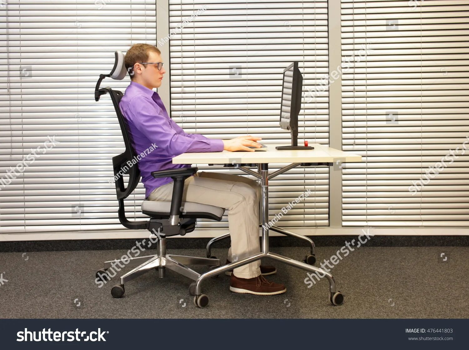 Правильная посадка фото 913 Posture sitting on chair on computer Gambar, Foto Stok & Vektor Shutterstock