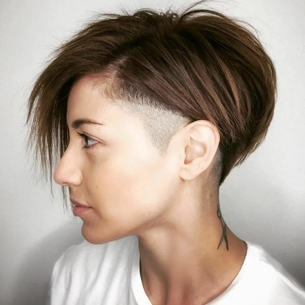 Правильная женская стрижка 20 Bold and Daring Takes on the Shaved Pixie Cut Shaved pixie, Shaved pixie cut,