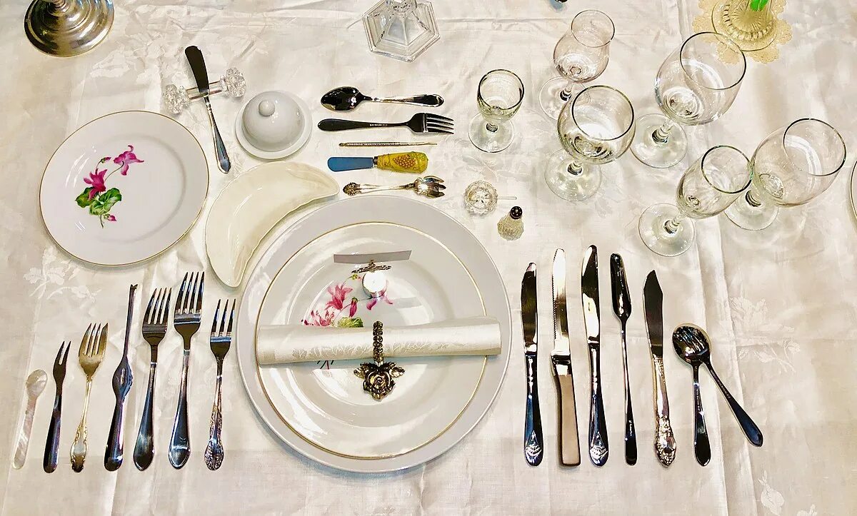 Правильно сервировать стол фото File:13 course table setting French style overhead view.jpg - Wikimedia Commons