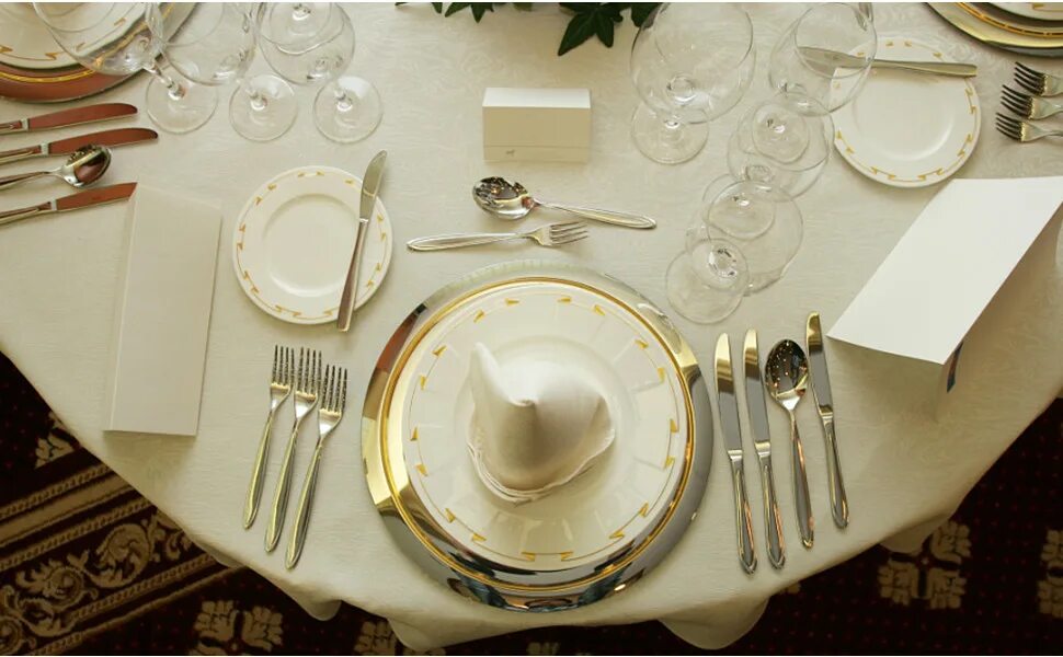 Правильно сервировать стол фото Amazon.com: Gold Plastic Cutlery Set, 160 Pack Disposable Silverware Set, Heavy 