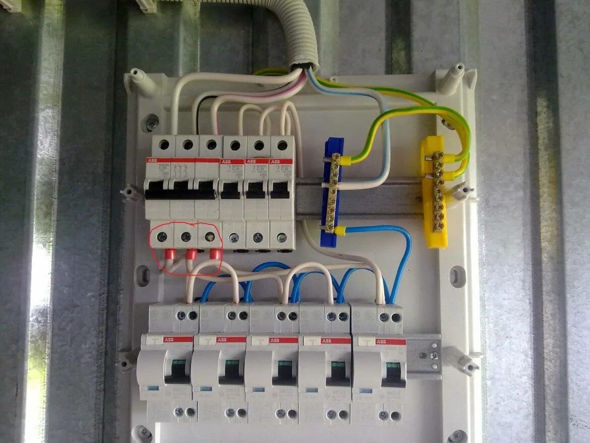 Правильное подключение электропакетника в щитке Подключение заземления в щитке фото - DelaDom.ru