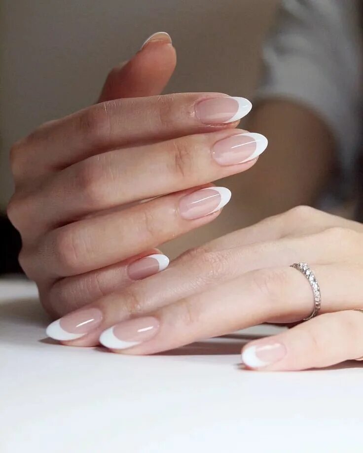 Правильный френч маникюр Французский маникюр снова в моде French tip acrylic nails, White tip nails, Oval