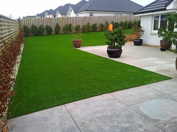 Правильный газон своими руками на даче Domestic Artificial Grass Artificial grass backyard, Backyard landscaping, Backy