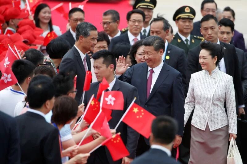 Правитель китая фото China's president arrives in Hong Kong to mark handover anniversary By Reuters