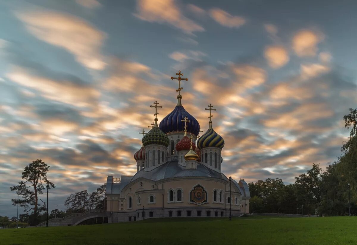 Православные храмы россии фото На закате / Храм святого князя Игоря Черниговского в Переделкино Москва Патриарш