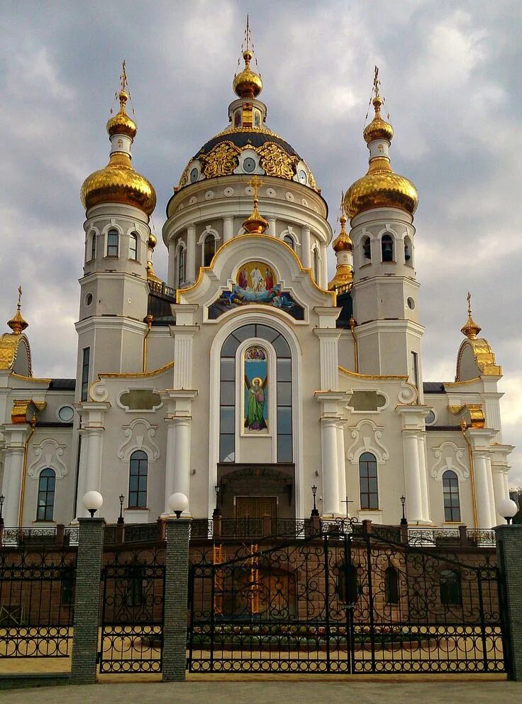 Православный храм фото и описание "Храм святых Петра и Февронии" Храм святых Петра и Февронии находится в парке "С