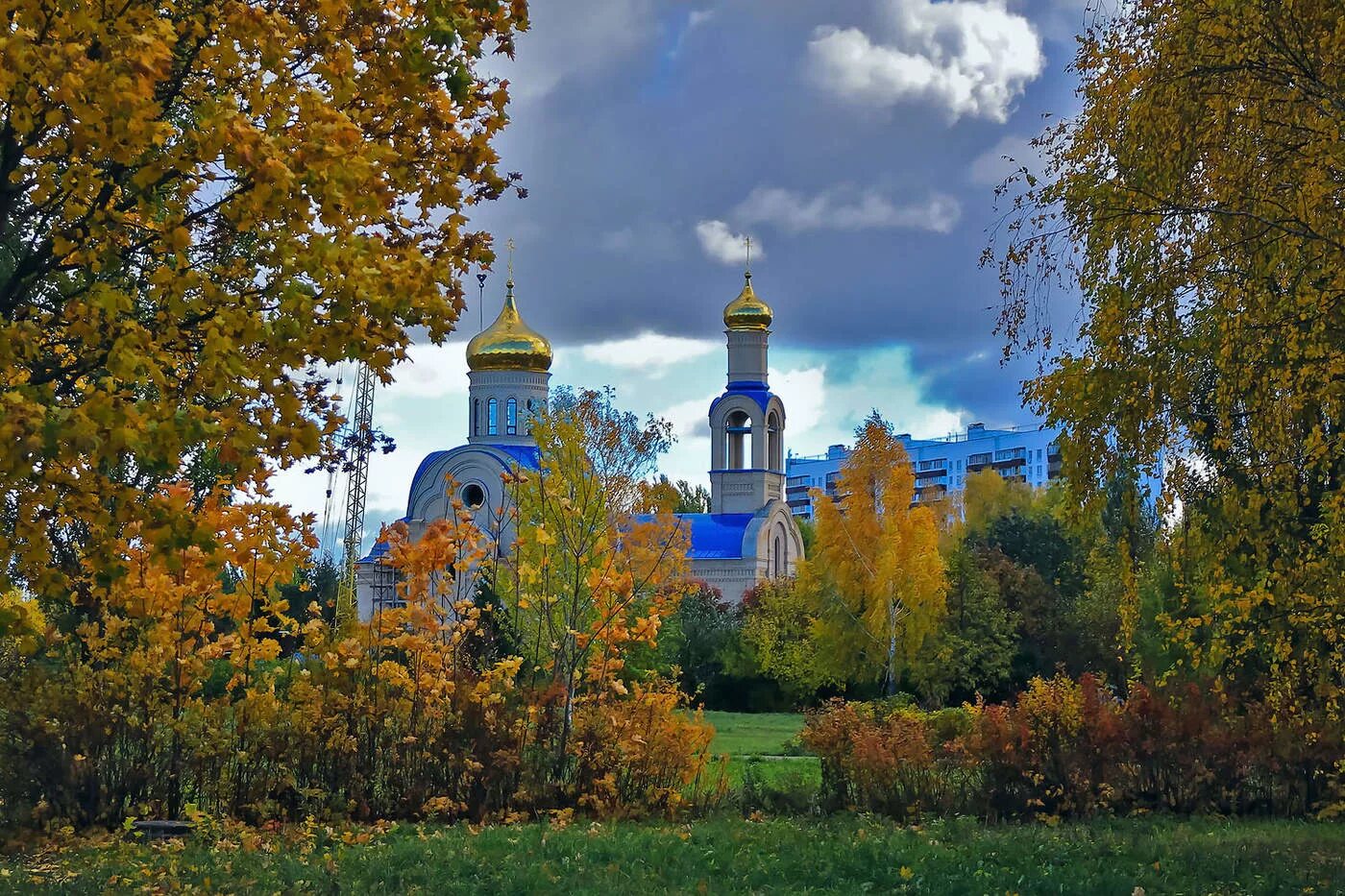 Православный храм осенью фото Осенние краски природы. / Серия! Золотая Осень Храм в Челнах / Автор: Валерий Та