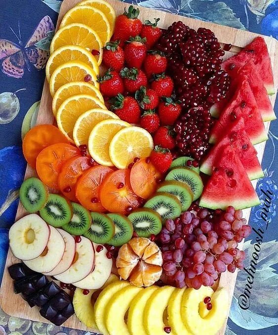 Праздничная нарезка фруктов фото How Eating Clean Can Improve Acne-Prone Skin Fruit platter designs, Party food p