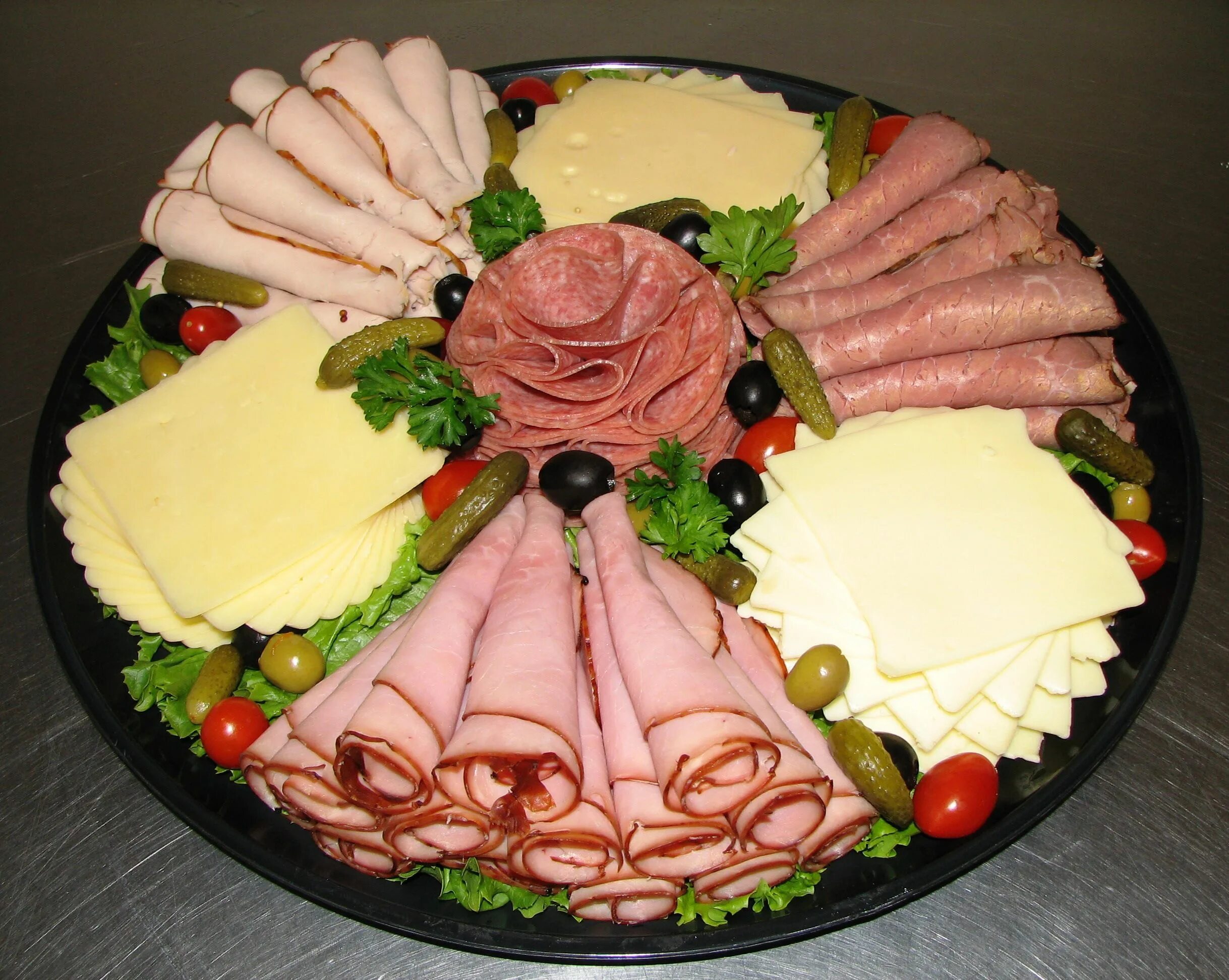 Праздничная нарезка колбасы и сыра фото Atkins Farms Country Market Amherst MA Farmers Market Deli platters, Meat platte