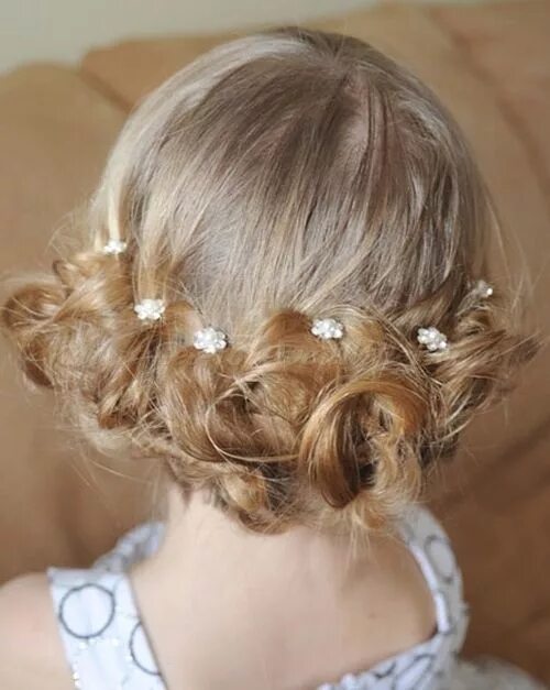 Праздничная прическа девочке на короткие волосы hairstyles-for-weddings.com in 2024 Flower girl hairstyles, Flower girl hairstyl