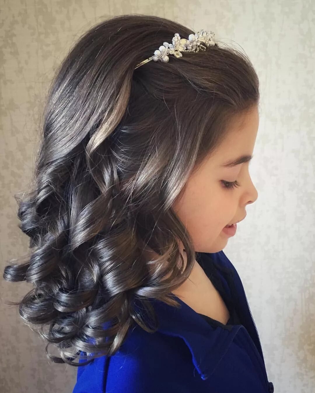 Праздничная прическа для девочки на длинные волосы Instagram photo by * Apr 30, 2016 at 7:30pm UTC First communion hairstyles, Comm