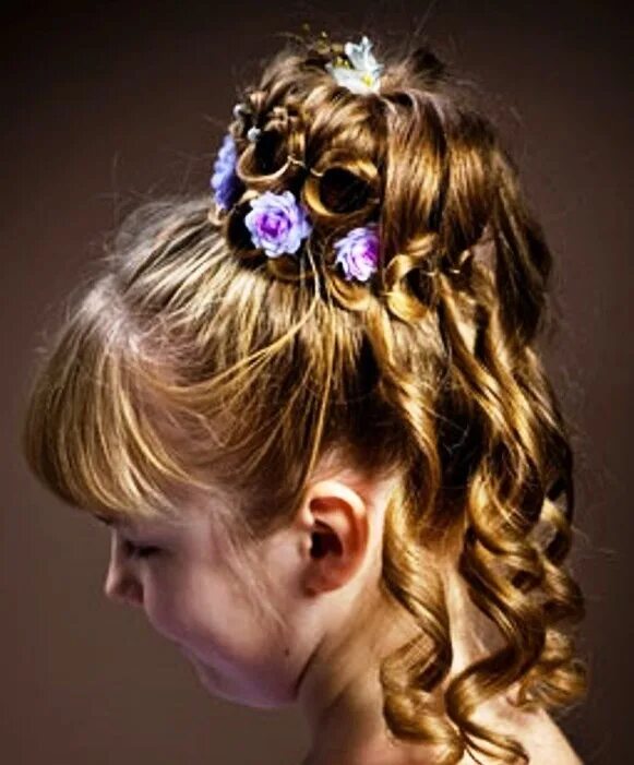 Праздничная прическа для девочки на длинные волосы Flower girl hair updo with purple flowers. Keywords: #flowergirl #purpleflowers 