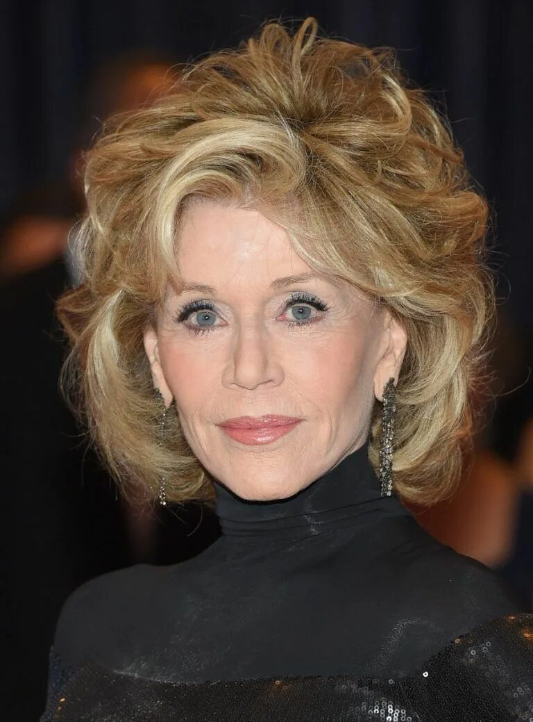 Праздничная прическа для женщины 50 лет 25 Hairstyles For Women Over 50 With Bangs Jane fonda hairstyles, Hairstyles for