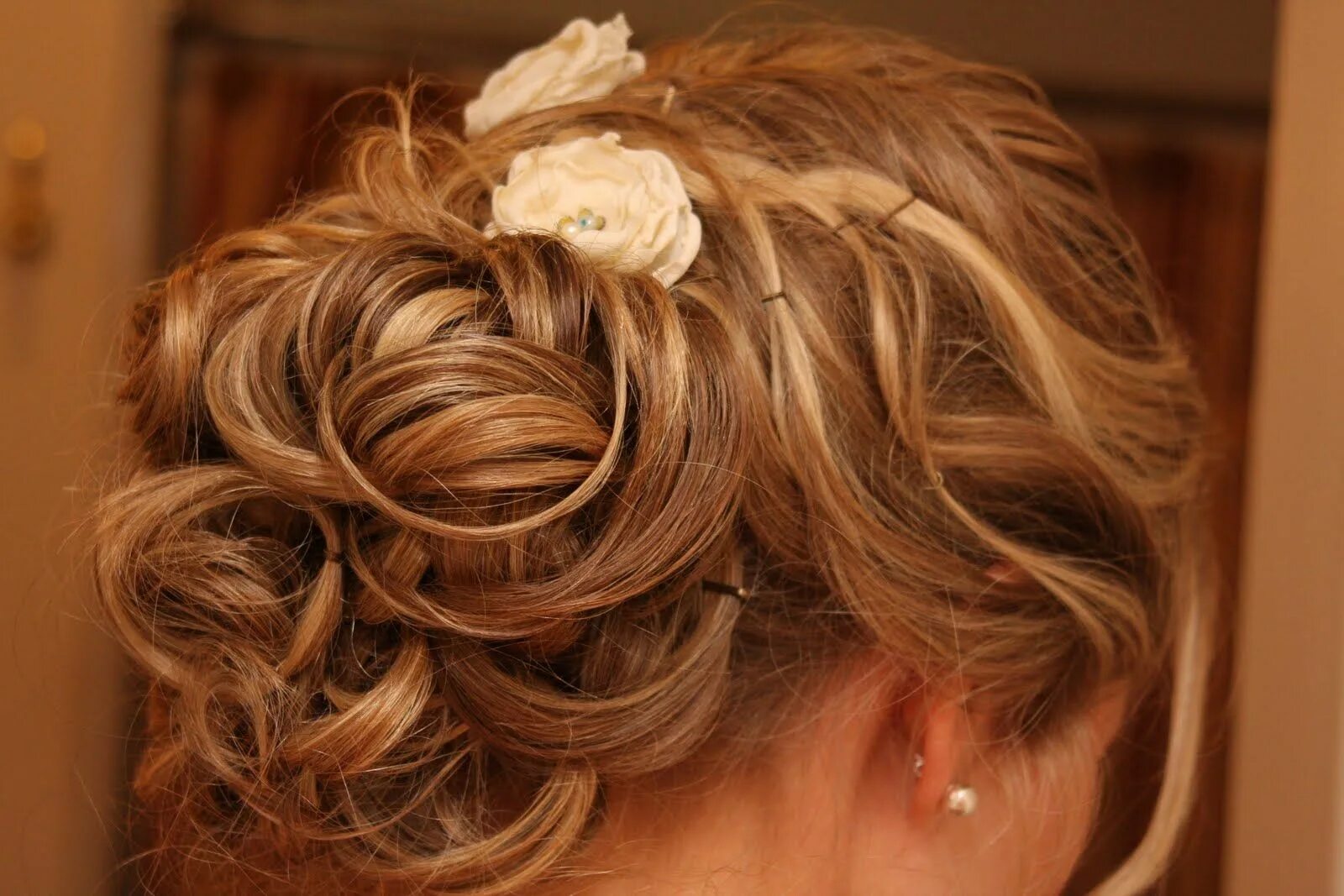 Праздничная прическа фото Pretty Wedding hairstyles, Bridesmaid hair, Romantic wedding hair