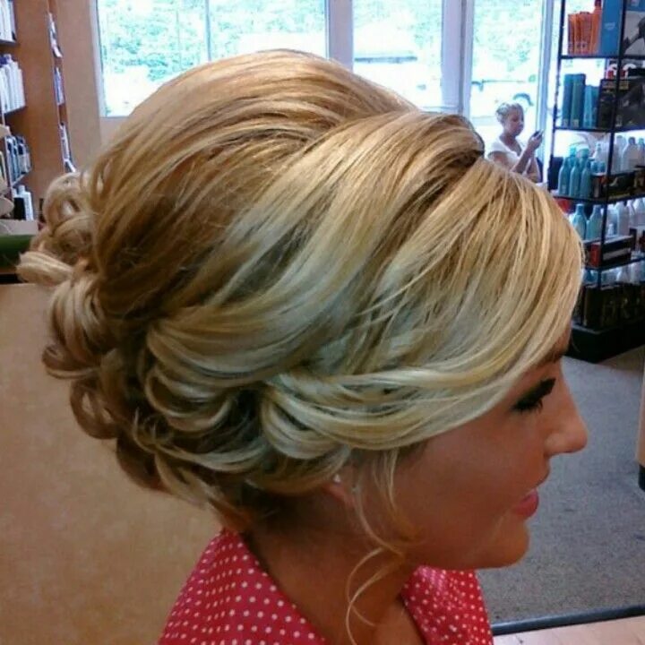 Праздничная прическа на каре Wedding hair Hair styles, Wedding hairstyles, Short bridal hair