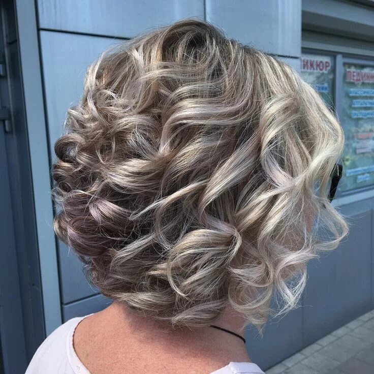 Праздничная прическа на каре Love the color curls and cut Short wedding hair, Hair lengths, Thick hair styles