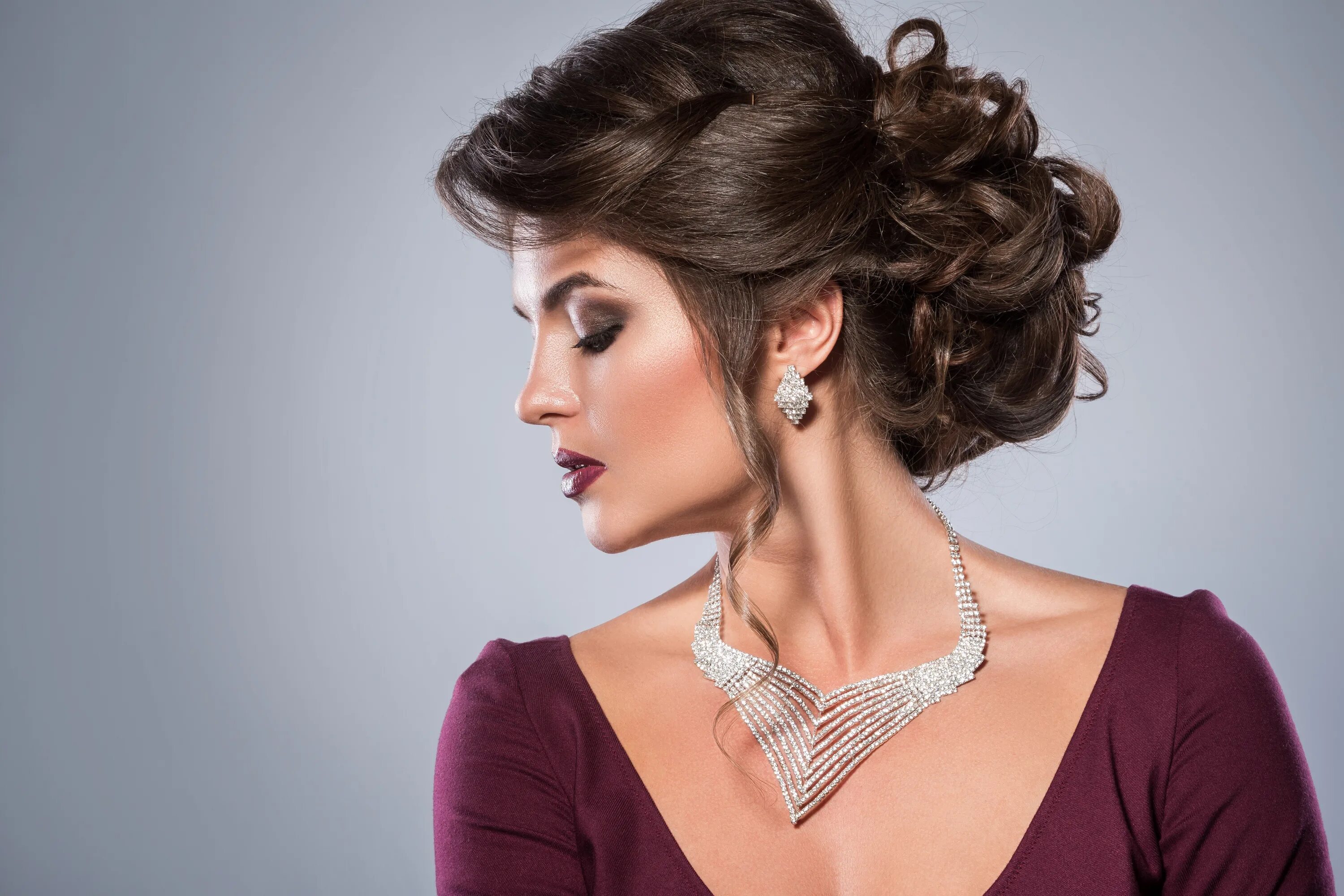 Праздничная прическа на средние фото Stylish woman with evening hairstyle, makeup and expensive jewelry Desktop wallp