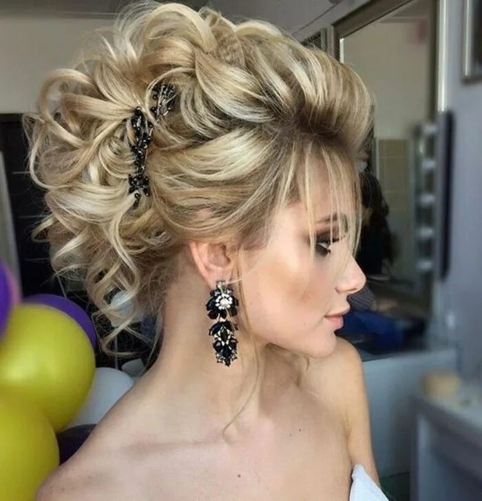 Праздничная прическа на средние волосы без челки long blonde hair, in a messy updo, black hair accessory, long hairstyles for wom