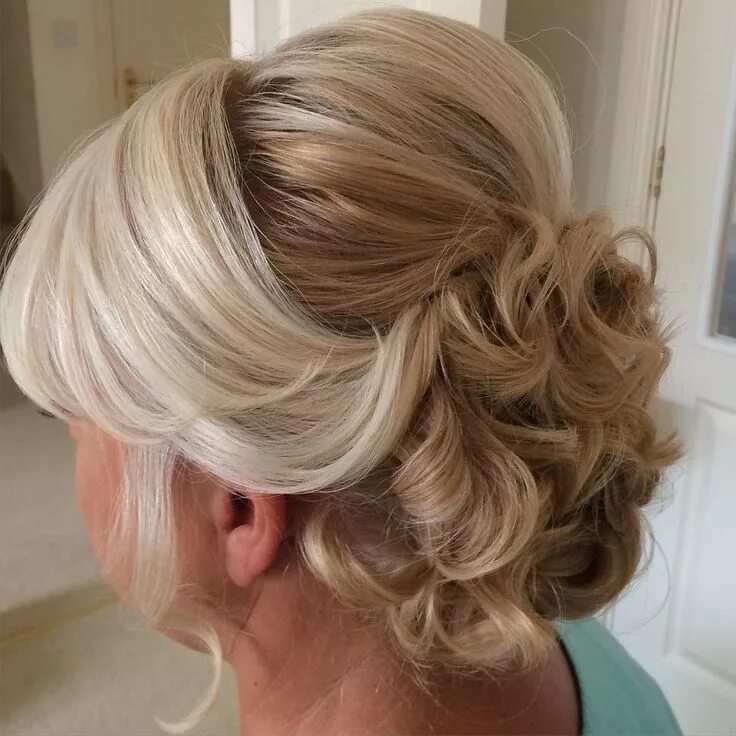 Праздничная прическа на средний волос фото View source image Mother of the bride hair, Mother of the groom hairstyles, Updo