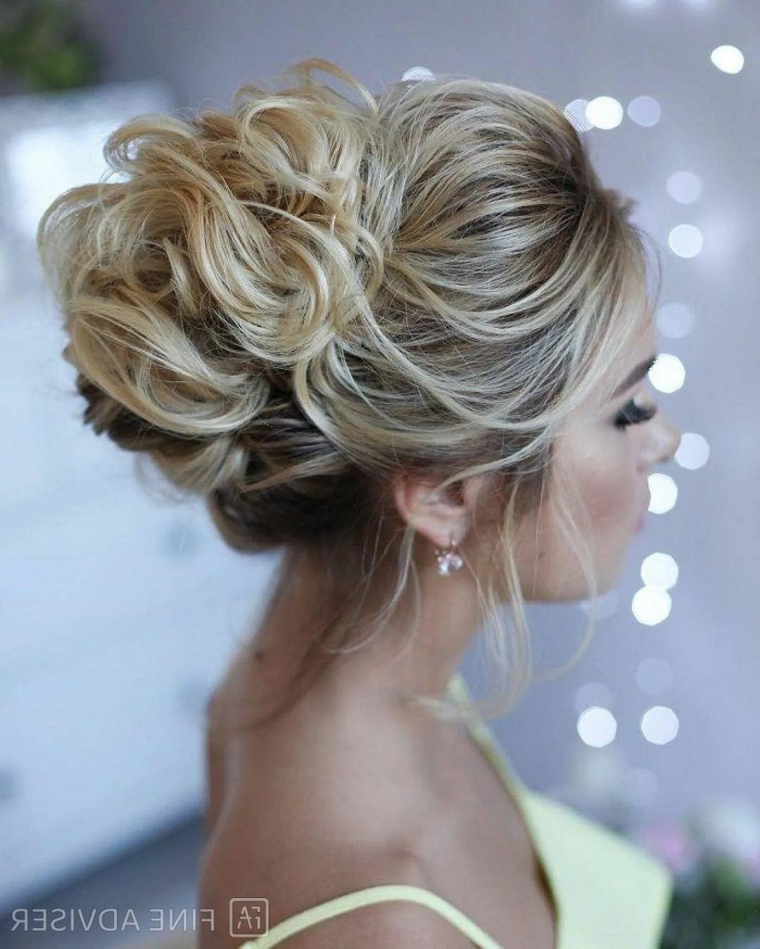 Праздничная прическа на волосы средней длины a clean, dainty coiffure will accentuate the beauty of any woman. Prom hair medi