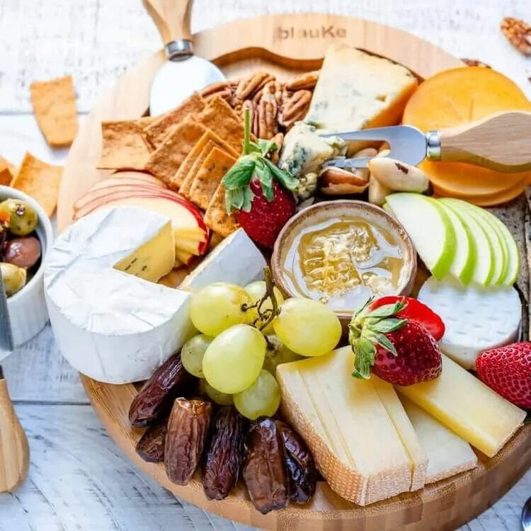 Праздничная сырная тарелка фото Plateau de fromages : comment faire cartonner une table de fête Appetizer recipe