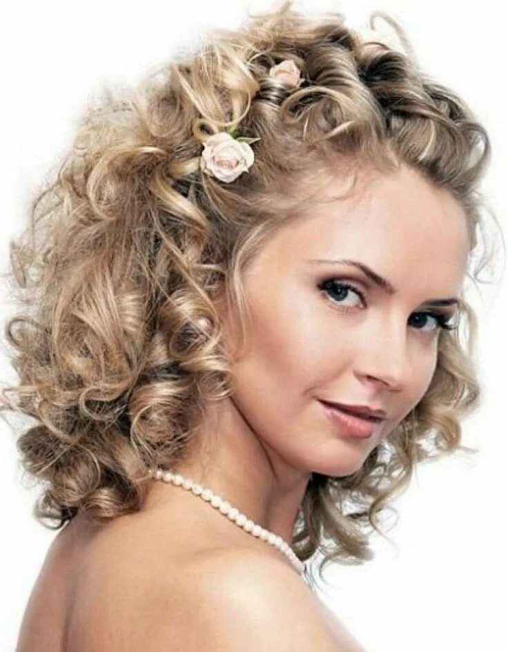 Праздничная укладка фото Acconciature sposa con i capelli ricci - Acconciatura semplice corta Medium curl