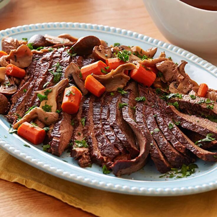 Праздничная вкусная говядина рецепты с фото Slow Cooker Brisket with Brown Gravy Recipe Slow cooker brisket, Food network re