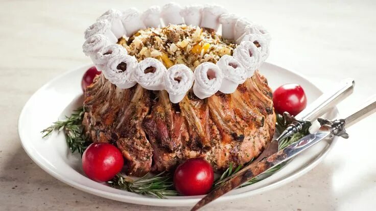 Праздничное блюдо из мяса с фото Crown Roast of Pork With Wild Rice Stuffing Recipe Wild rice stuffing recipes, C