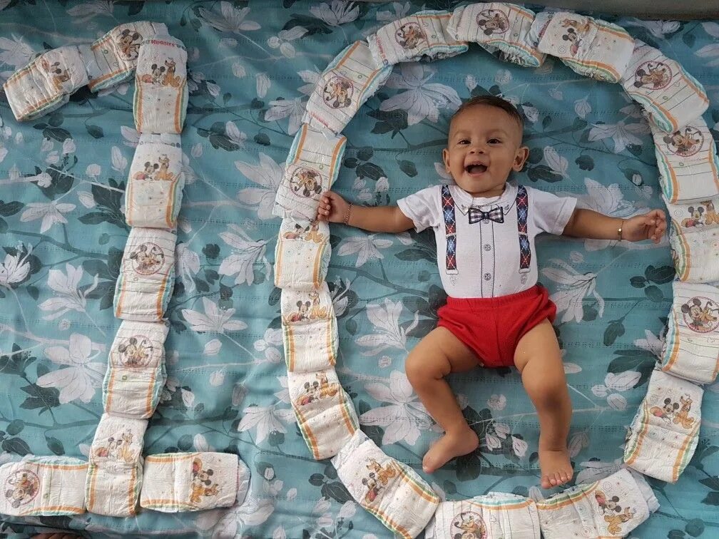 Праздничное фото 10 месяцев Foto de 10 meses Poses para fotografía de bebé, Fotos divertidas de bebés, Fotos