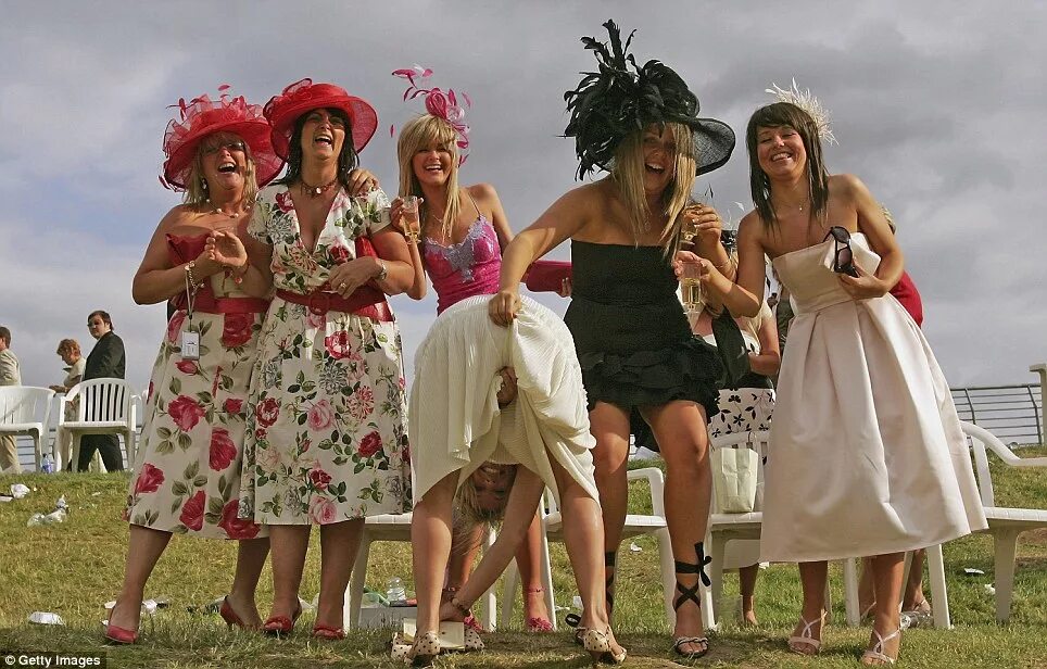 Праздничное фото женщин Hold onto those hats! Drunken racegoers feel the effects of a Champagne fuelled 