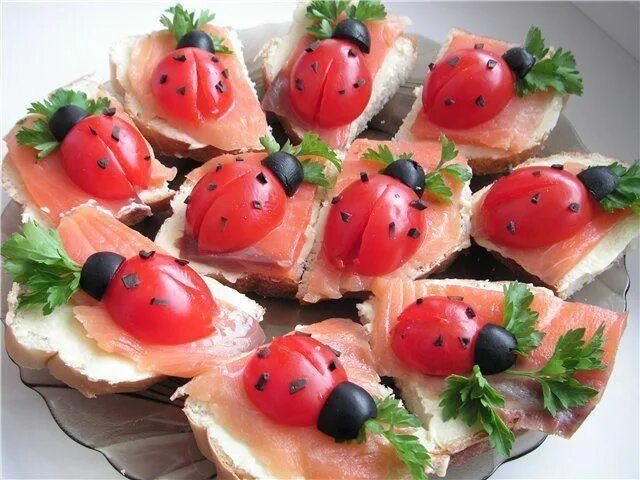 Праздничное оформление бутербродов фото Antipasto coccinelle con pane pomodorini e salmone - Le ricette di Maria Grazia 