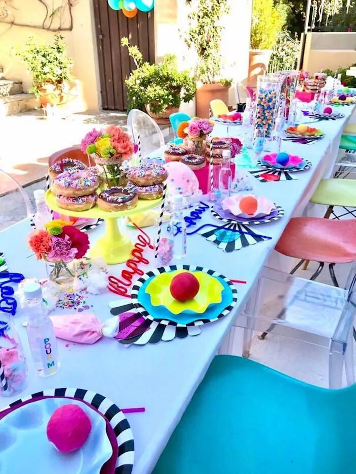 Праздничное оформление детского стола Guest table from a Colorful Modern 10th Birthday Party on Kara's Party Ideas Kar