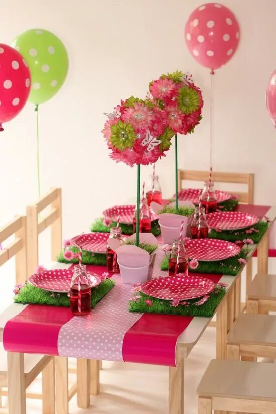 Праздничное оформление детского стола table printanière en rose déco fête vert vifs Valentines party decor, Strawberry