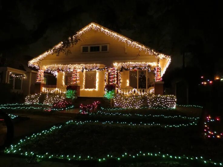 Праздничное оформление домов Colorful lights on architectural elements and key plantings! Christmas house lig