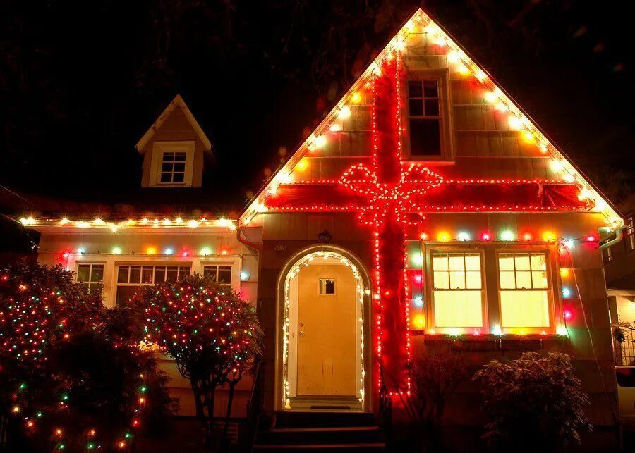 Праздничное оформление домов Pin by Maria Helena Guimaraes on Natal Exterior christmas lights, Holiday lights