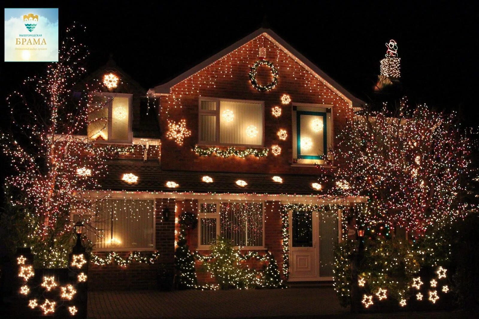 Праздничное оформление домов Наружное освещение коттеджа Hanging christmas lights, Christmas light installati