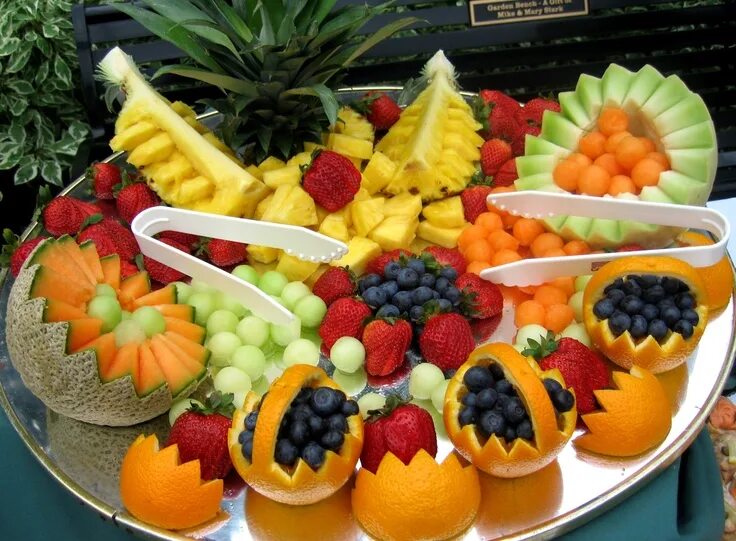 Праздничное оформление фруктов фото Pin on Appetizers Food displays, Food carving, Delicious fruit